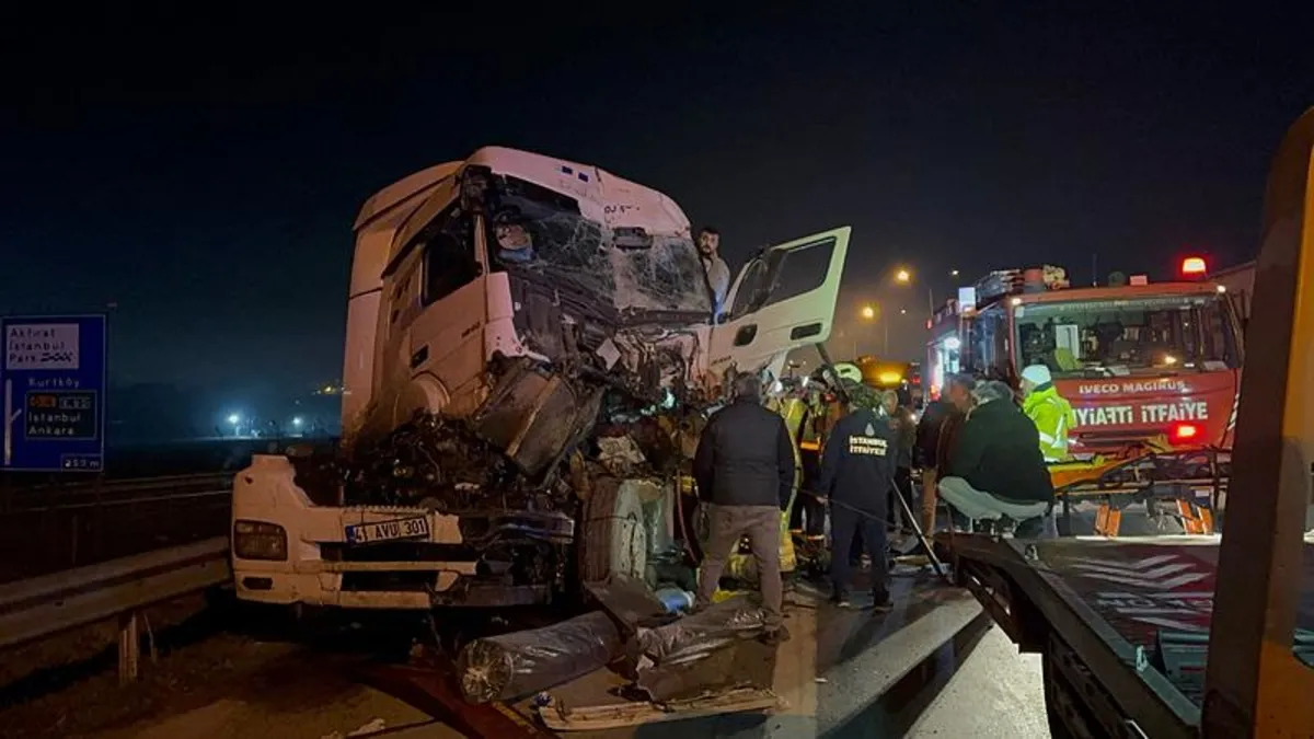 İstanbul'da korkunç kaza! İki TIR çarpıştı