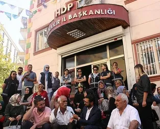 HDPli vekilden oturma eylemi yapan annelere skandal hareket!