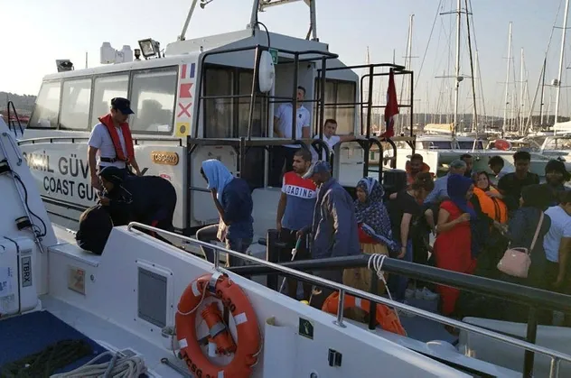 İzmir'de 69 düzensiz göçmen yakalandı