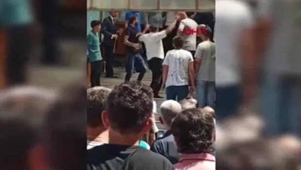 gerginlik-cikti-chpli-ibb-baskani-ekrem-imamogluna-gungorende-protesto-soku-1659110138532.jpeg Gerginlik çıktı! CHP'li İBB Başkanı Ekrem İmamoğlu'na Güngören'de protesto şoku-4