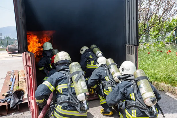 yeni-itfaiyeciler-goreve-boyle-hazirlaniyor-onlarin-her-egitimi-gercek-gibi-tatbikat-1684745568624.jpg Yeni itfaiyeciler göreve böyle hazırlanıyor! Onların her eğitimi gerçek gibi tatbikat-1