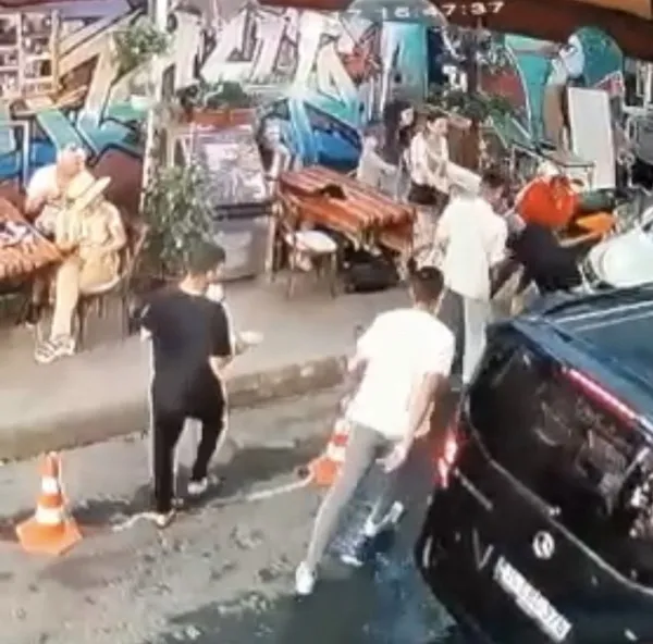 karakoyde-babasina-yumruk-atan-ukraynaliyi-defalarca-bicakladi-1650117234902.jpg Karaköy'de babasına yumruk atan Ukraynalıyı defalarca bıçakladı-2