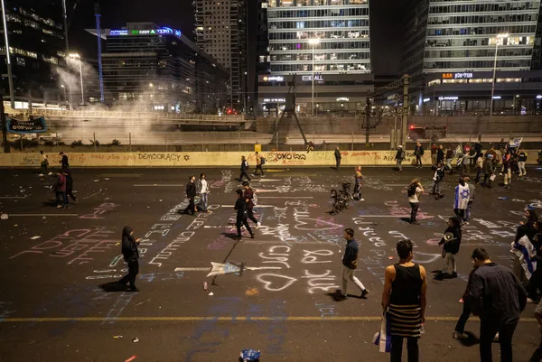 6'lı koalisyon İsrail'i iç savaşa sürüklüyor! Netahyahu'dan geri adım: Tartışmalı yargı reformunu erteledi! Göstericiler vazgeçmiyor-18
