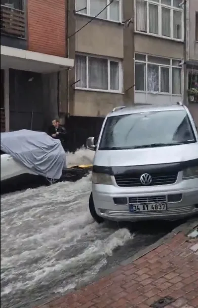 uyarilar-yapildi-istanbul-yagmura-yine-hazirliksiz-yakalandi-yollar-gol-hayat-felc-1783158613333.jpg Uyarılara rağmen İstanbul yağmura yine hazırlıksız yakalandı: Yollar nehir hayat felç-5