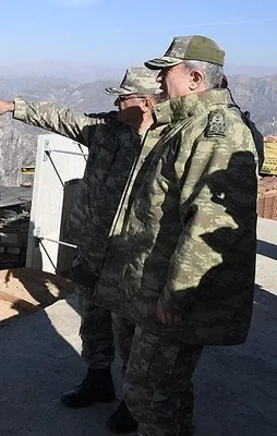 Hulusi Akar sınır hattında