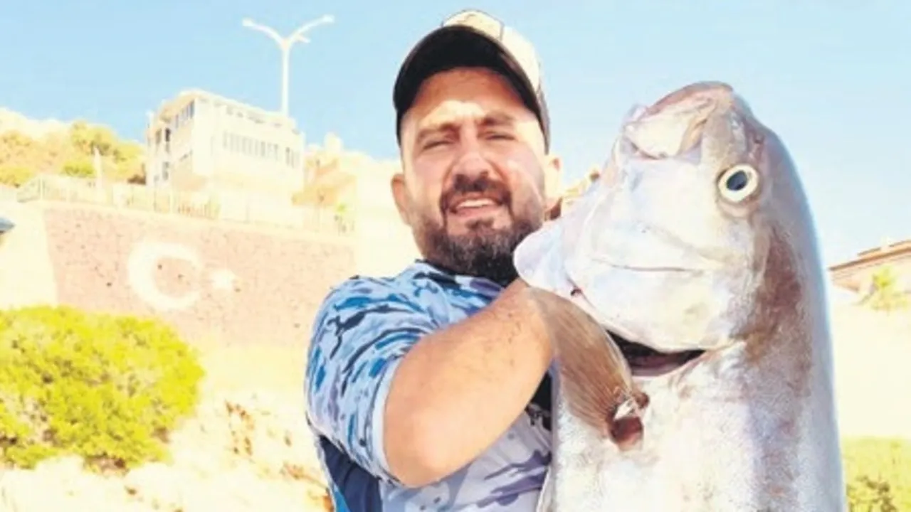 Antalya’da balıkçı Tahir Yüksel dev kuzu balığı yakaladı