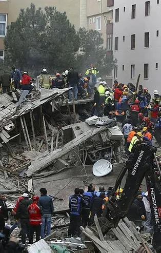 İstanbul Kartal'da 8 katlı bina çöktü