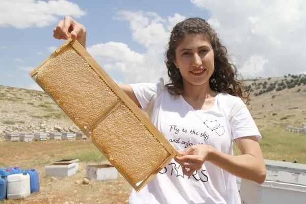 arilar-1500-cicekten-topladi-mersinde-2-bin-rakimli-toros-daglarinin-zirvesinde-bag-sagimi-basladi-1627457691017.jpg Arılar 1500 çiçekten topladı! Mersin'de 2 bin rakımlı Toros Dağları'nın zirvesinde bağ sağımı başladı-2