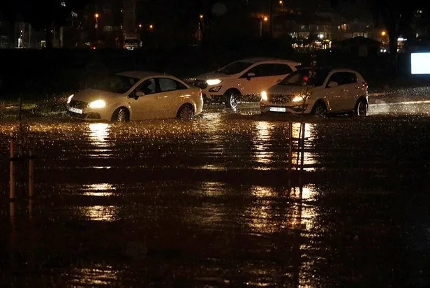 antalyayi-yagis-vurdu-gole-donen-yolda-mahsur-kalanlar-botla-kurtarildi-1609182278313.jpeg Antalya'yı yağış vurdu! Göle dönen yolda mahsur kalanlar botla kurtarıldı-2