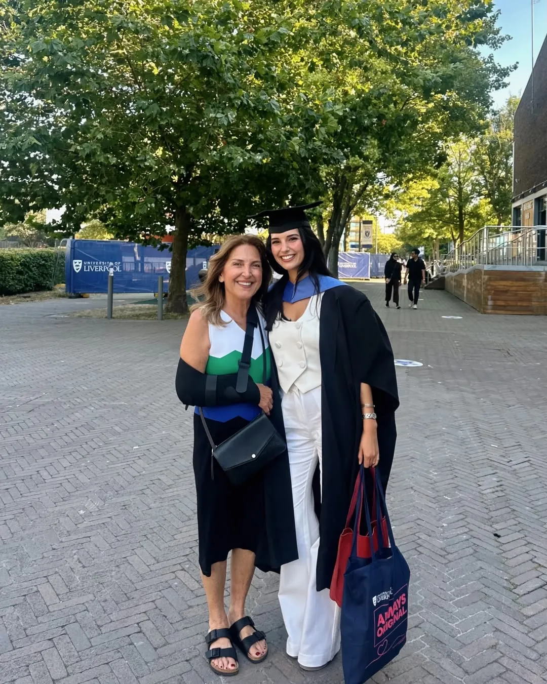 yasemin-yazici-liverpool-universitesinde-yilin-tezi-odulunu-aldi-1785483397862.jpg Oyuncu Yasemin Yazıcı'dan akademik başarı: Liverpool Üniversitesi'nden ödül aldı-4