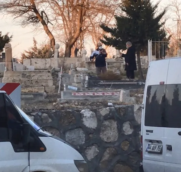 mezarliktan-gelen-ilginc-ses-isim-bulunmayan-kabrin-basinda-keman-caldirdi-1610516758164.jpg Mezarlıktan gelen ilginç ses! İsim bulunmayan kabrin başında keman çaldırdı-5