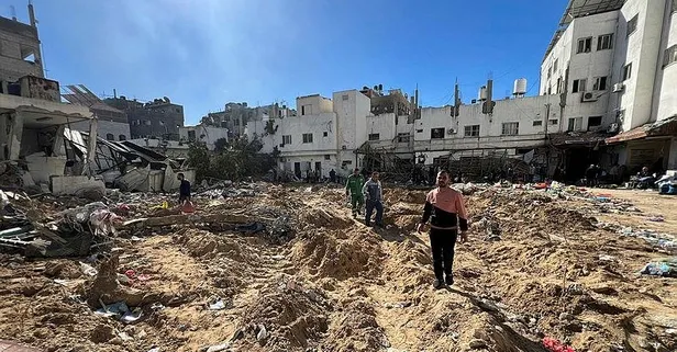 Soykırımcı İsrail ölüleri de rahat bırakmıyor: Kemal Adwan Hastanesi’nde mezarları kazıp buldozerle cesetleri ezdiler