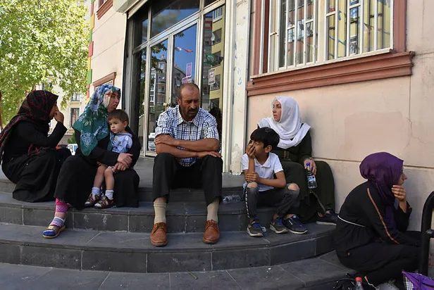 Son dakika: Diyarbakır'da HDP önünde eylem yapan aile sayısı 4'e çıktı-1