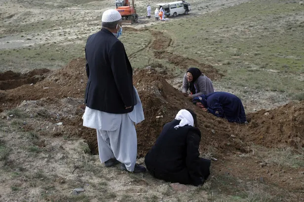 Dünyayı şoke eden görüntüler! Afganistan'da koronavirüsten ölenleri dağ başına gömdüler!-5