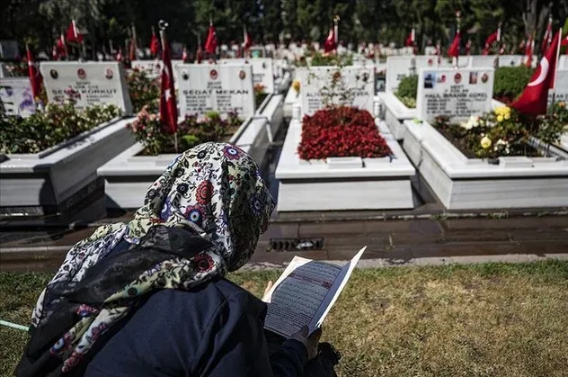 Şehit yakınları ve gazilerden şehitliklere bayram ziyaretleri