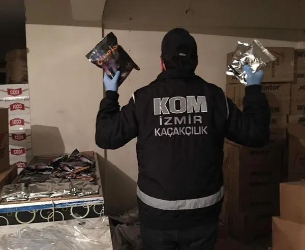 izmirde-50-milyon-liralik-kacak-sigara-operasyonu-1643707607813.jpg İzmir'de 50 milyon liralık 'kaçak sigara' operasyonu! Cumhuriyet tarihinin en büyüğü-4