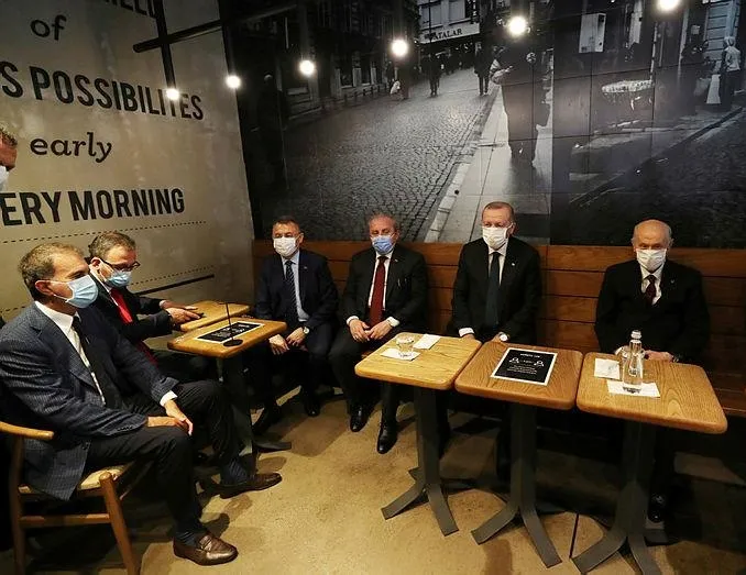Erdoğan ve Bahçeli Fatih’te bir kafede çay içti
