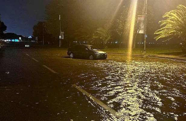 İstanbul'da kuvvetli fırtına hayatı olumsuz etkiliyor: Kartal sahil yolu sular altında kalınca trafiğe kapatıldı-6
