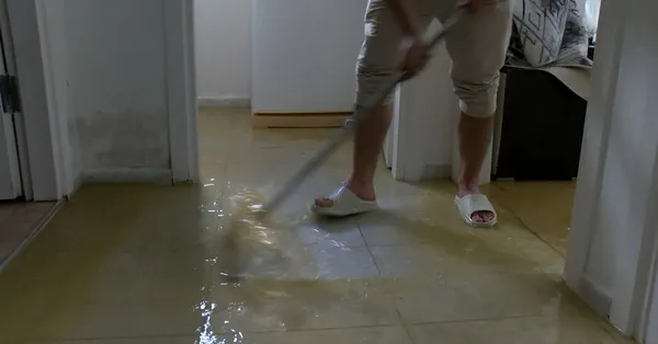 Güngören’de İSKİ çalışması sonrası vatandaşın evini su bastı! 
