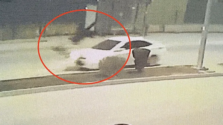 ▶️ Kastamonu'da yolun karşısına geçmeye çalışan babaanneyle torununu otomobil çarptı | O anlar kameraya böyle yansıdı...