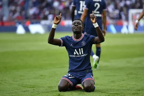 psgde-lgbt-formasi-krizi-musluman-futbolcu-idrissa-gana-gueye-lgbt-formasini-cikarip-atti-1652716610898.jpg PSG'de LGBT forması krizi! Müslüman futbolcu Idrissa Gana Gueye LGBT formasını çıkarıp attı-6