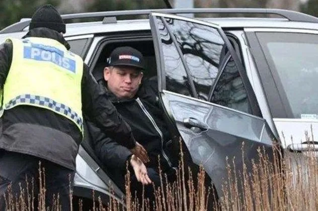 İsveç polisinin Kur'an-ı Kerim yakılmasını canlı yayınlayan kişiyi önce gözaltına aldığı Paludan'ın ısrarıyla serbest bıraktığı ortaya çıktı