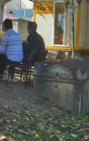 Bu fotoğraf sonrası harekete geçildi! 2 bin yıllık lahit yerinden kaldırıldı