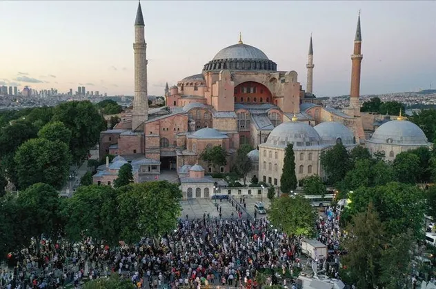Ayasofya önünde akşam namazı kılındı