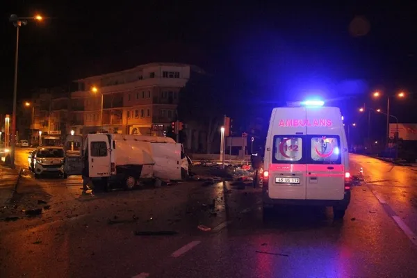 manisa-kulada-otomobil-ile-hafif-ticari-arac-carpisti-motor-yola-savruldu-1646797189964.jpg Manisa Kula'da otomobil ile hafif ticari araç çarpıştı! Motor yola savruldu-8