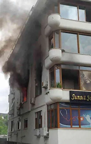 Bakırköy'de bir güzellik merkezinde yangın