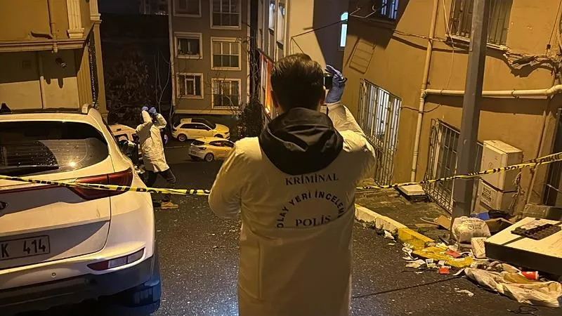 Şişli'de boşanma aşamasındaki diş hekimi asistanı eşi Yeşim Yılmaz ile tartışan Kadir Yılmaz (33), 4. kattaki evlerinin balkonundan aşağıya düşerek hayatını kaybetti.  (DHA)