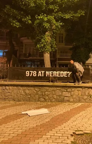 Adalar'da CHP'li İBB'ye at isyanı! Ekrem İmamoğlu yönetimine pankartlı tepki: 978 at nerede?