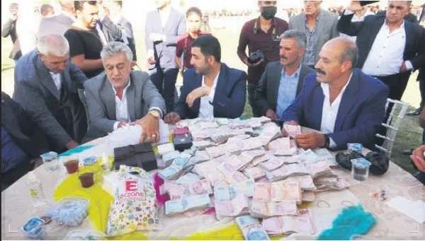 Ağrı'da aşiret düğününde altınlar havada uçtu-1