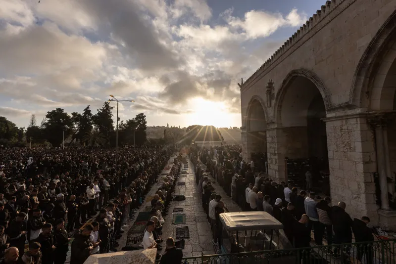 Mescid-i Aksa'da 120 bin kişi bayram namazı kıldı (AA)