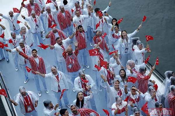 2024 Paris Olimpiyatları açılış töreninde Fransızlara şok! Sağanak vurdu liderlere yağmurluk dağıtıldı - 11