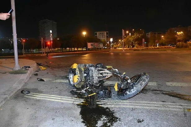 Son dakika: İzmir'de feci kaza: Motosiklet ikiye bölündü-3