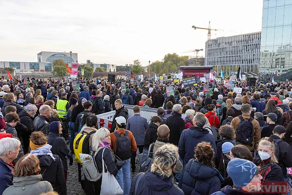 İşgaçi İsrail'in destekçi Joe Biden'a Berlin'de tepki yağdı: Bu senin soykırımın, ABD 1 numaralı terörist... - 11