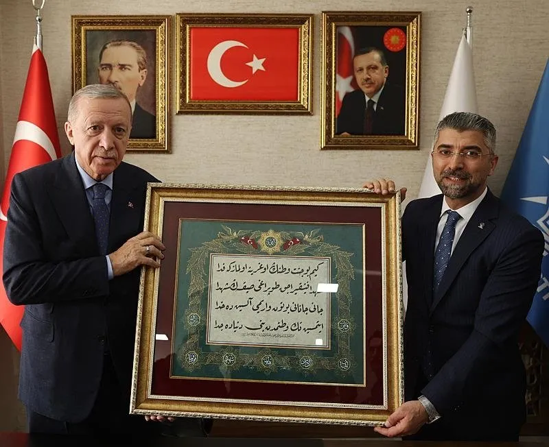 Başkna ve AK Parti Genel Başkanı Recep Tayyip Erdoğan, partisinin Erzurum mitingi sonrası AK Parti İl Başkanlığını ziyaret etti. AK Parti İl Başkanı İbrahim Küçükoğlu (sağda), Başkan Erdoğan'a hediye takdim etti. 