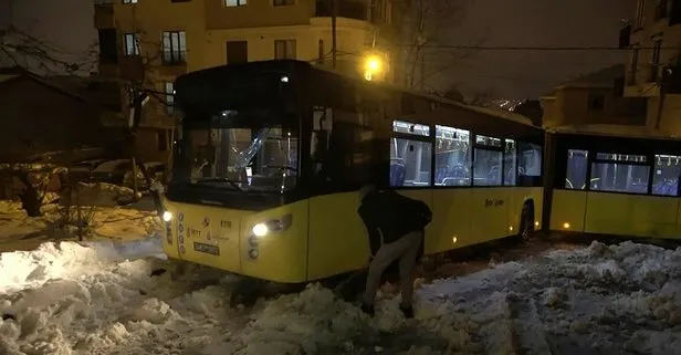 Sancaktepe’de İETT otobüsü kara saplandı! Yolcular canlı yayın yaptı