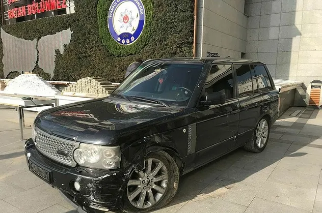 İstanbul'da nefes kesen kovalamaca! Polisten kaçan lüks cip ortalığı karıştırdı
