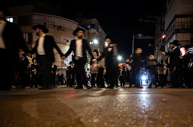 Ultra Ortodoks Yahudiler, İsrail'in zorunlu askerlik hizmetini protesto etti (AA)
