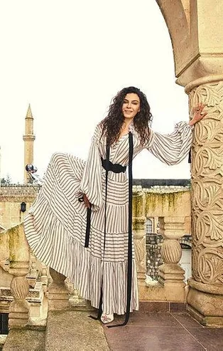 'Hercai'nin Reyyan'ı Ebru Şahin, Doğu'daki minikleri unutmadı... Batman ve Muş'taki öğrencilere...