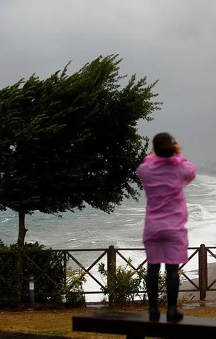 Antalya'da kuvvetli yağış ve fırtına etkili oldu: 4 metreyi bulan dalgalar oluştu!