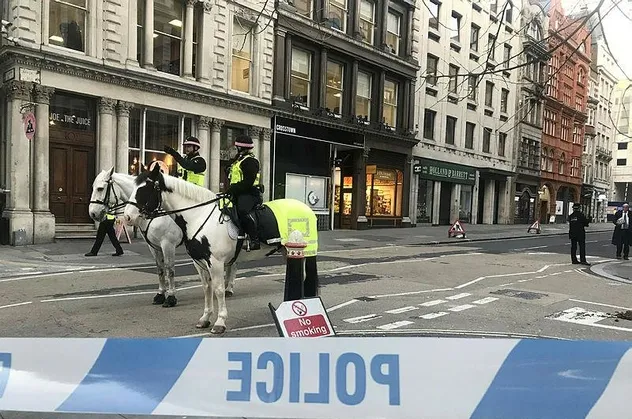 Londra'daki bıçaklı saldırıyla ilgili flaş gelişme! Saldırganın kimliği açıklandı