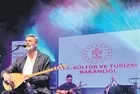 Sivas'ta türkü rüzgarı! Uğur Işılak'tan sesiyle ve bağlamasıyla unutulmaz konser
