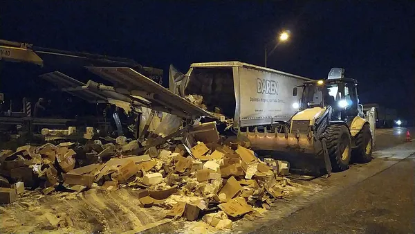 1586403920150.jpg Sakarya'da feci kaza! Hepsi yola saçıldı-1