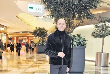 Cem Öğretir Maslak’ta görüntülendi! Şık tarzıyla dikkat çekti