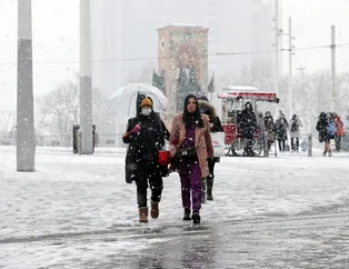 İstanbul'da kar yağışı etkili oldu ortaya arşivlik görüntüler çıktı