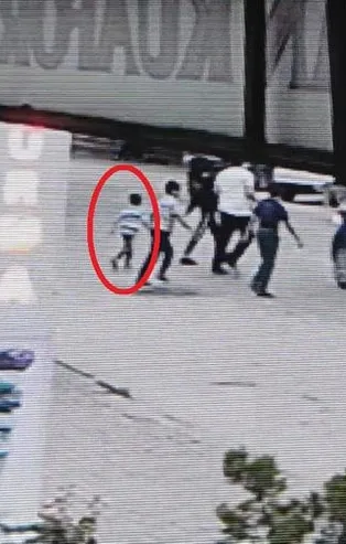 Bursa'da korku dolu anlar kamerada: Yolun karşısına geçmeye çalışan çocuğa minibüs çarptı