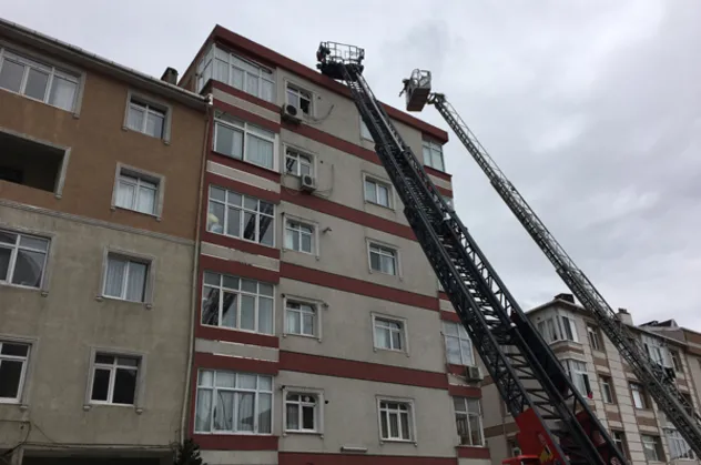 Son dakika: Güngören’de 5 katlı binada yangın paniği
